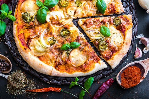 Come cucinare una vera pizza napoletana margherita in forno a legna?