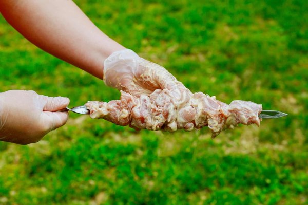 Qual è il modo migliore per marinare e grigliare un petto di pollo succulento?