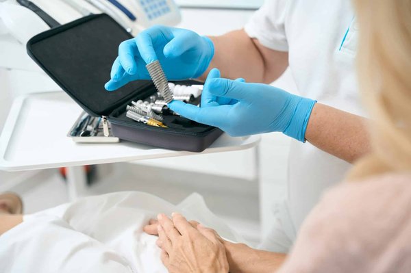 Come può la stampa 3D personalizzare la produzione di protesi ortopediche?